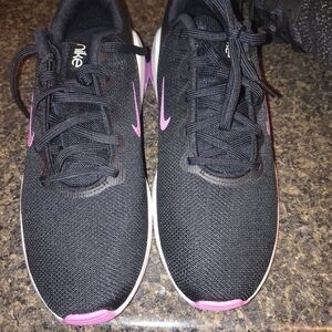 Nike  Zoom Bella 6Women’s Black Running Shoes with Pink Accents